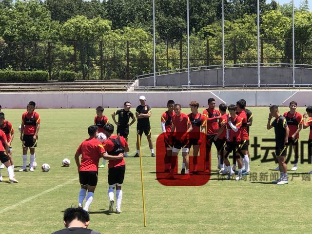 百家乐-国足恢复训练轻松愉快 输球组接受赢球组“拳头”